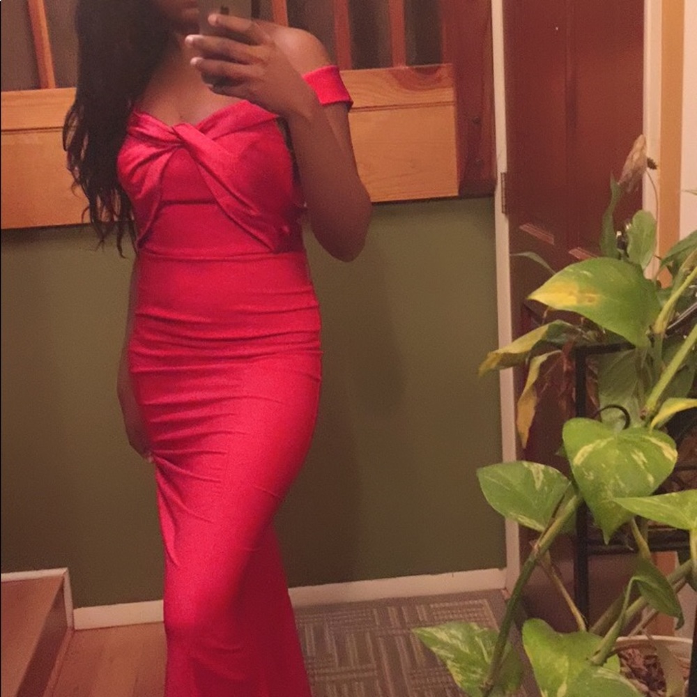 Closet closing Red twist front mermaid dress - Picture 3 of 6